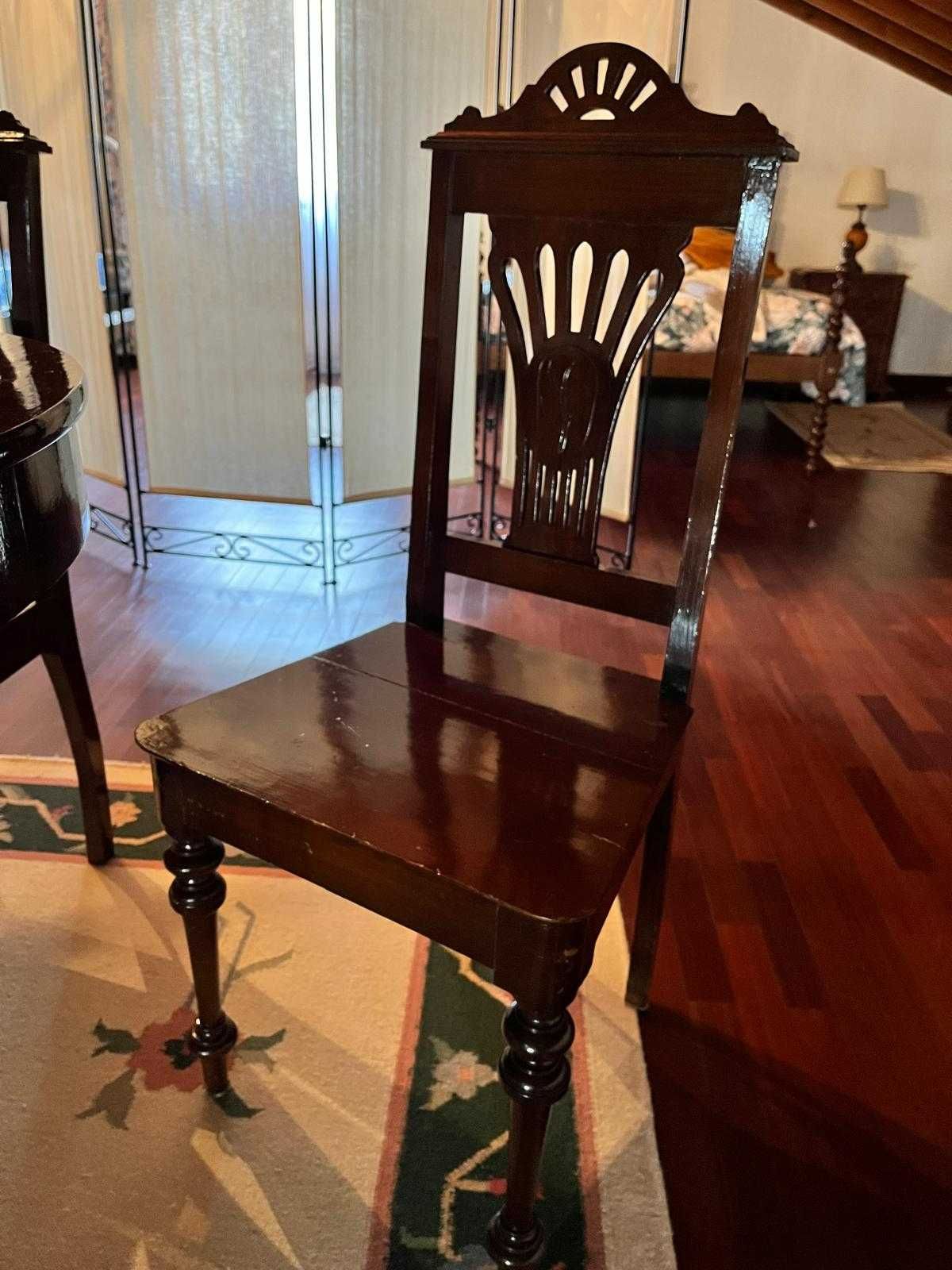 Conjunto de mesa e cadeira de madeira
