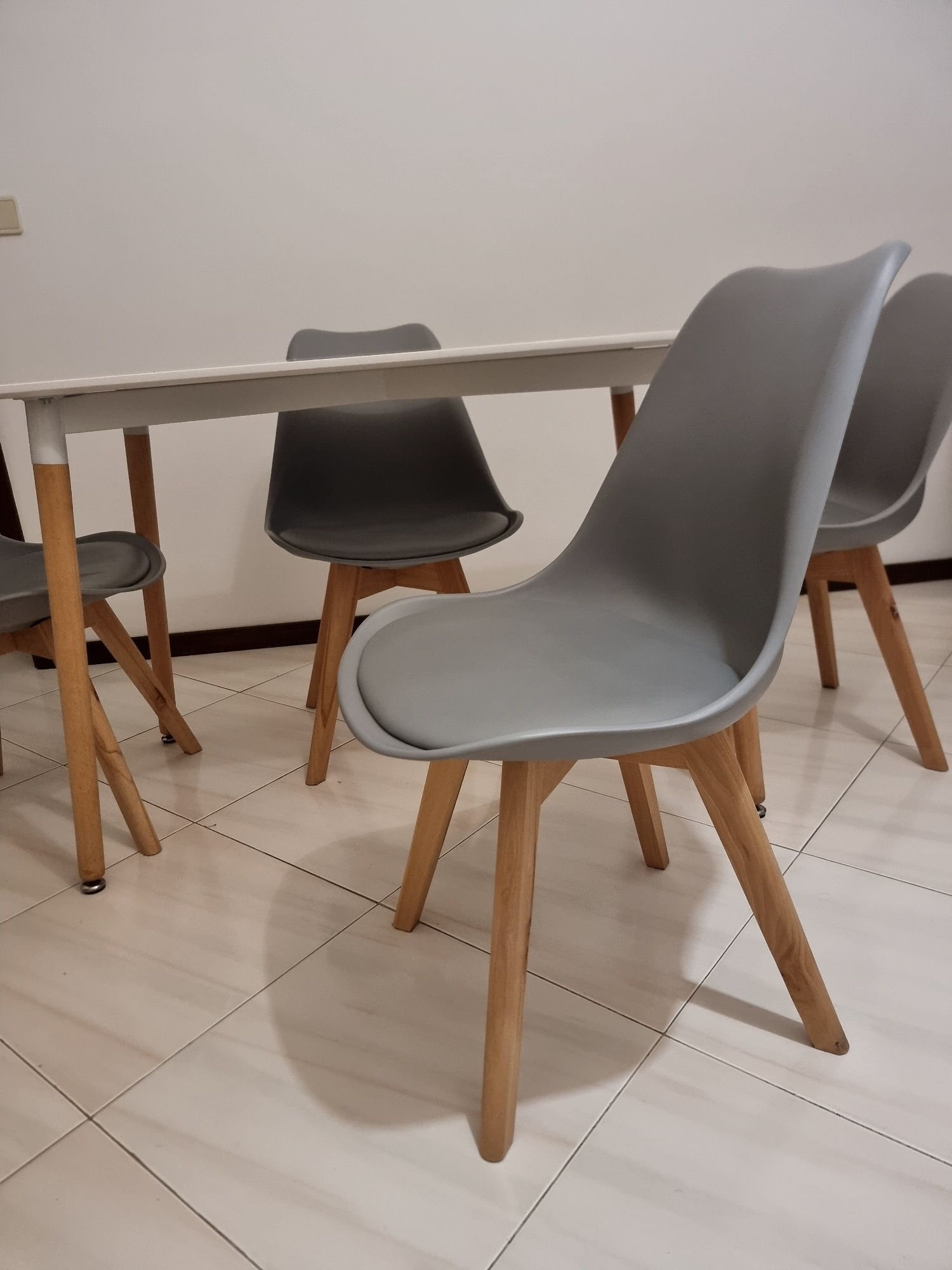 Conjunto de mesa de jantar com 4 cadeiras em excelente estado