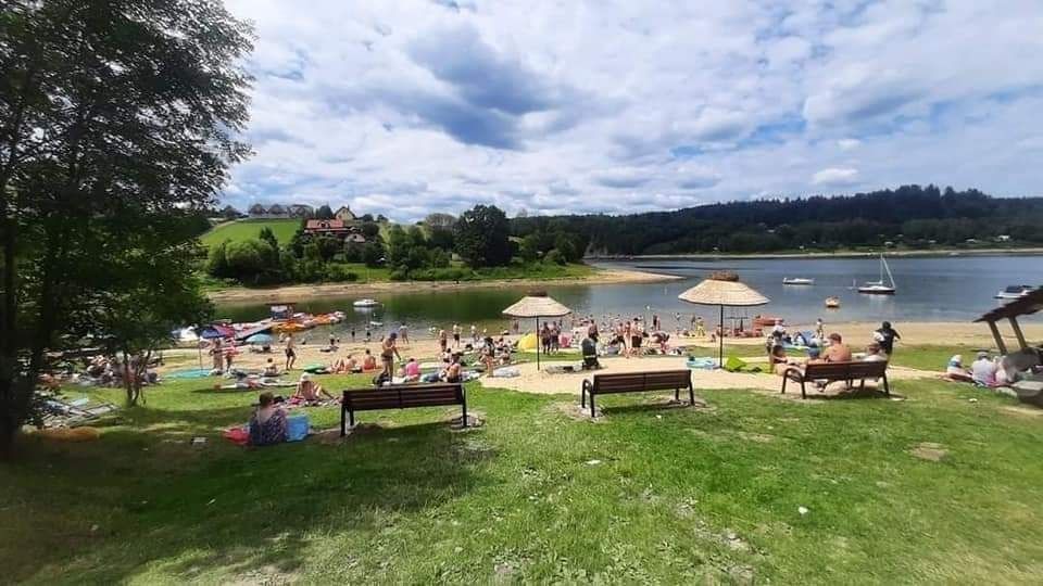 Domki cypel Zawóz blisko jeziora kąpieliska plaży solina bieszczady