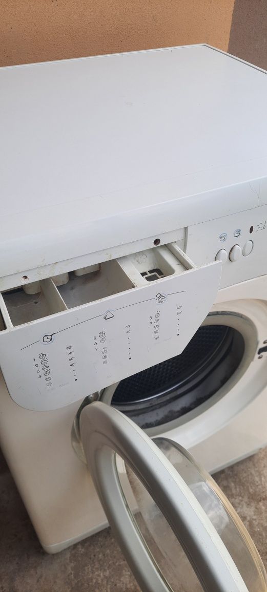 Продам стиральную машину Indesit w83t