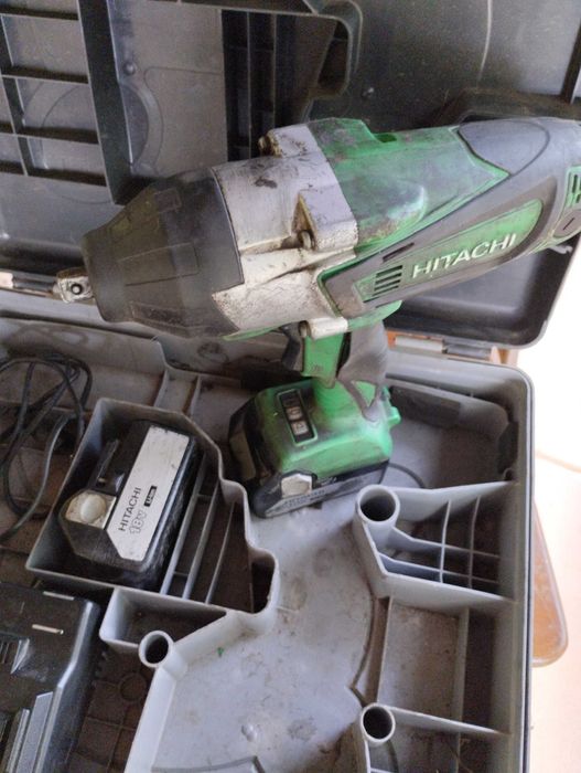 Aparafuradora impacto Hitachi 18v com baterias Li íon
