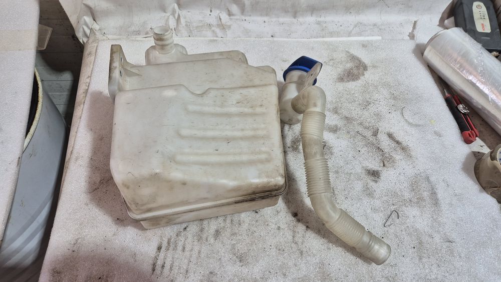 Zbiornik zbiorniczek pompka spryskiwaczy superb a3 yeti golf octavia