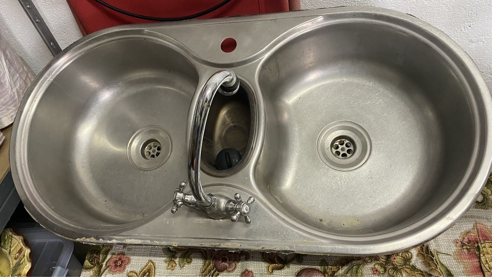 Lava louças de INOX com 2 cubas circulares e torneira.