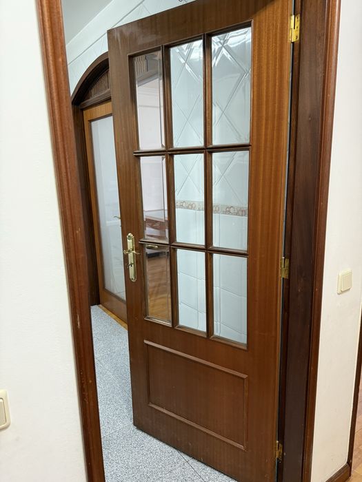 Porta interior em madeira com vidro