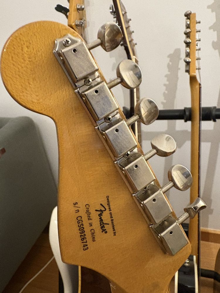 Squier stratocaster candy apple red