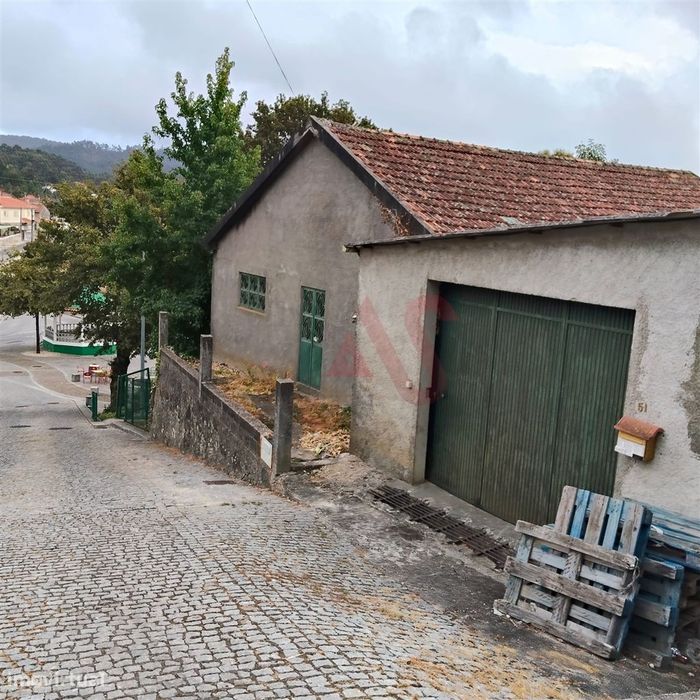 Prédio com 210 m2 em Regadas, Fafe