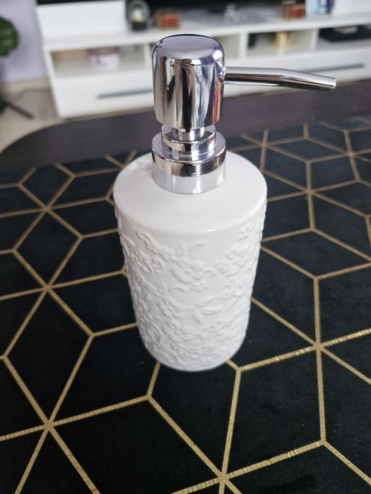 Dozownik na mydło biały ze srebrna pompka kamionka