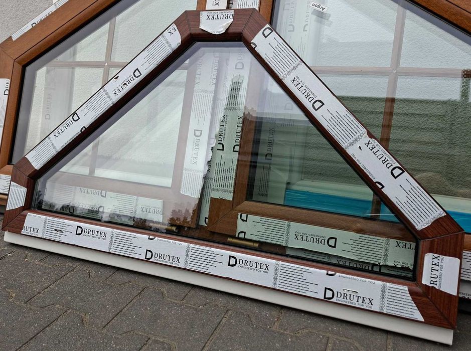 okno dach, strych. szer. 105x59,5 w kolorze dębowym (MACORE)