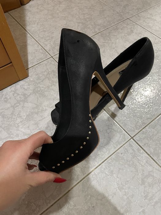 Sapatos preto e dourado