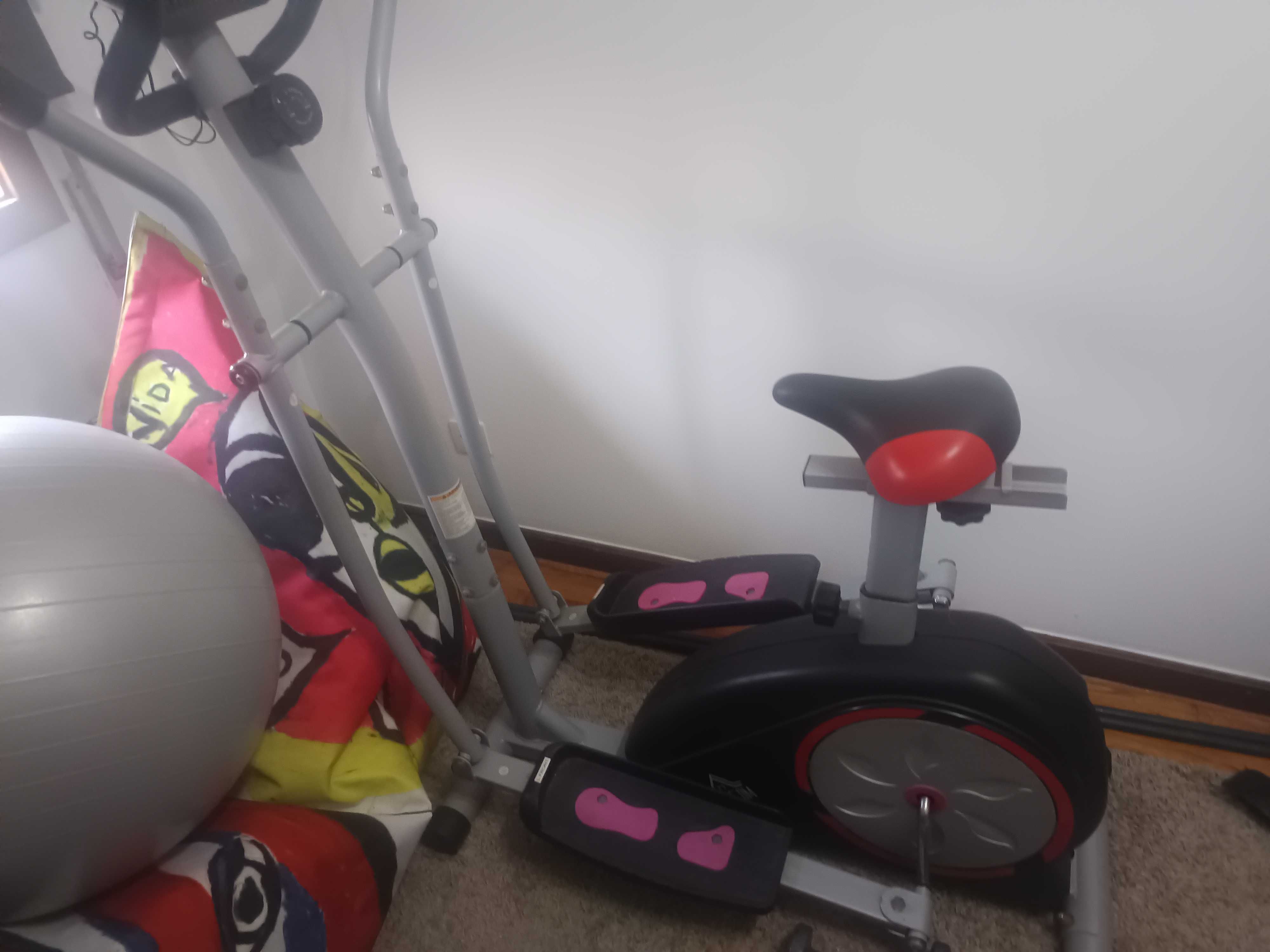 Bicicleta elíptica com  monitor LCD
