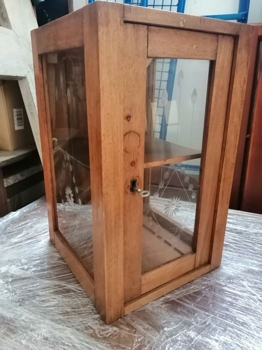 Móvel Vitine muito antigo