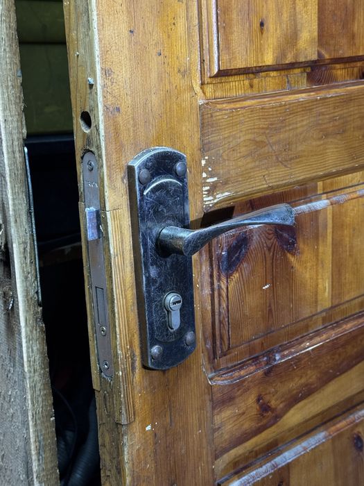 Вхідні деревяʼні двері з коробкою/дотягувачем