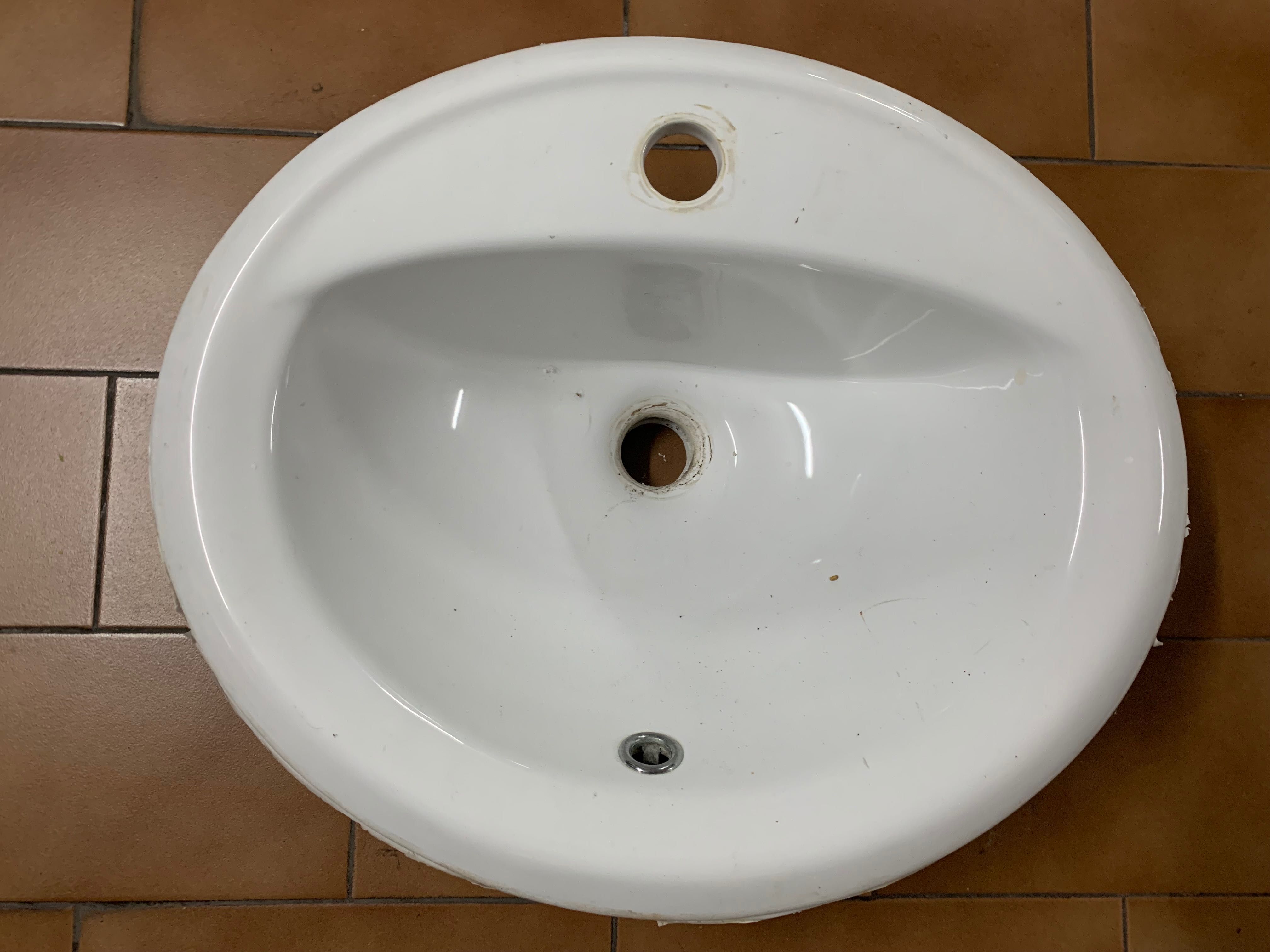Lavatório branco com torneira