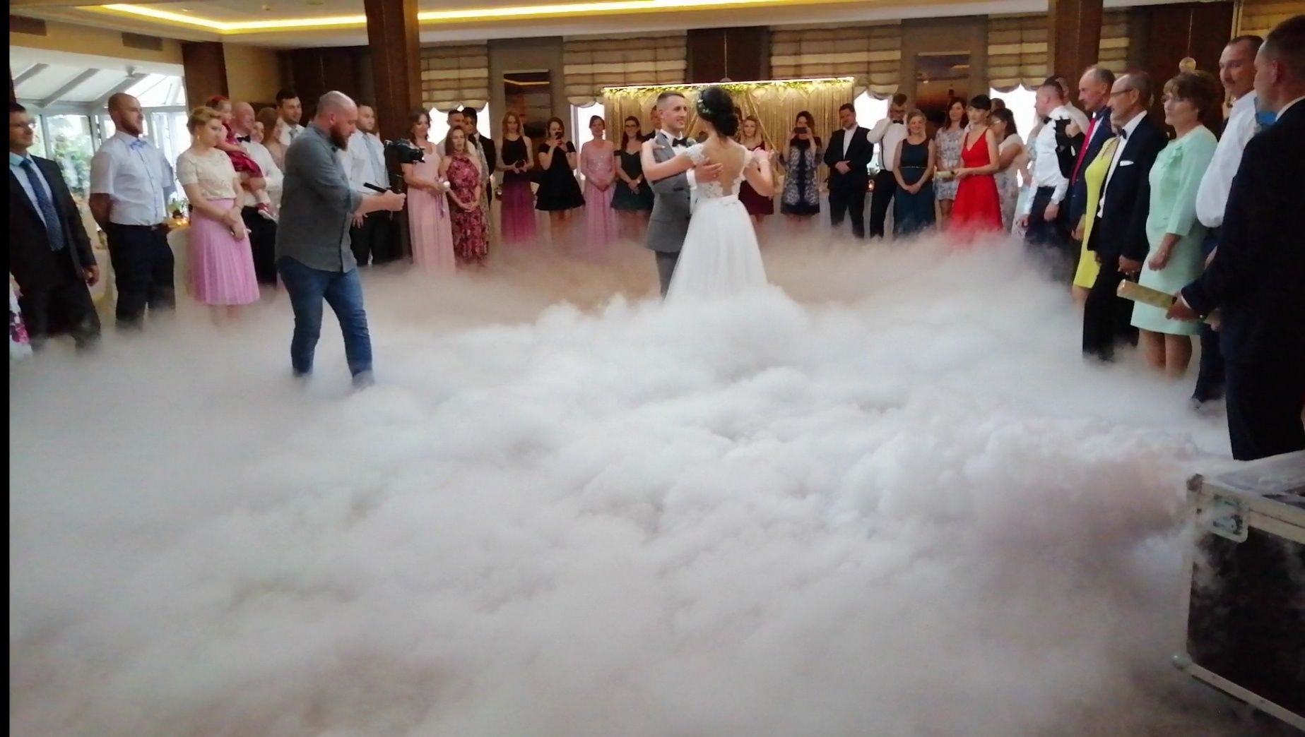 Ciężki dym do pierwszego tańca - taniec w chmurach