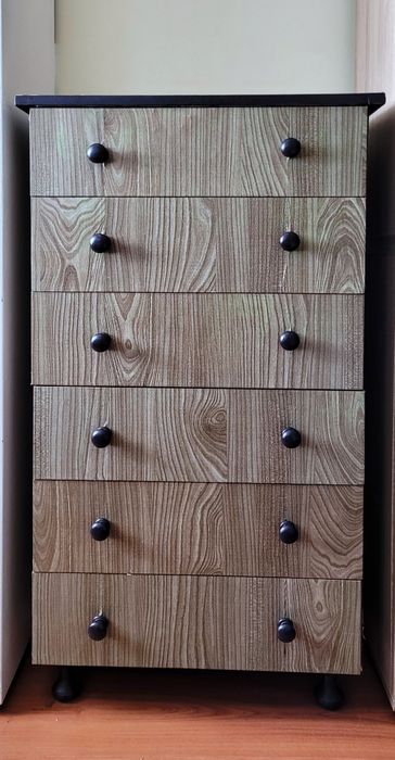 Armário de madeira com 6 gavetas