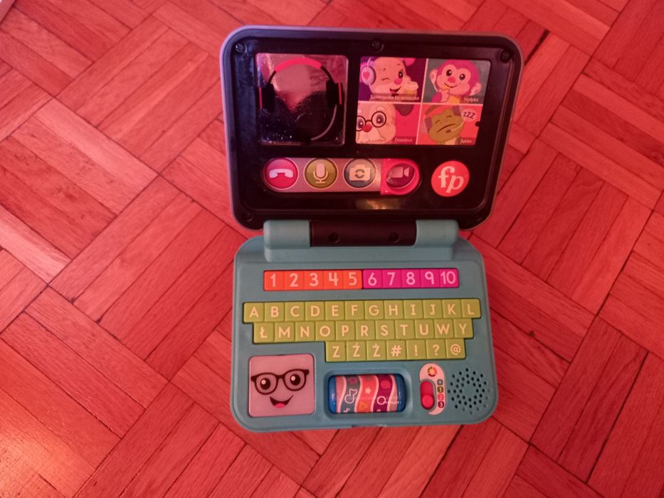 Grająca książeczka i laptop