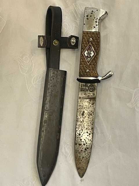 Niemiecki nóż z okresu II wojny światowej – z grawerem i pochwą