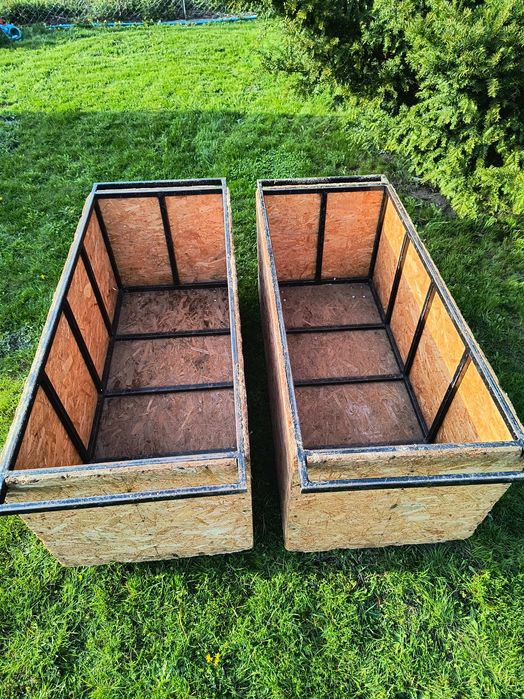 skrzynie transportowe magazynowe na kółkach obrotowych i bez kółek.