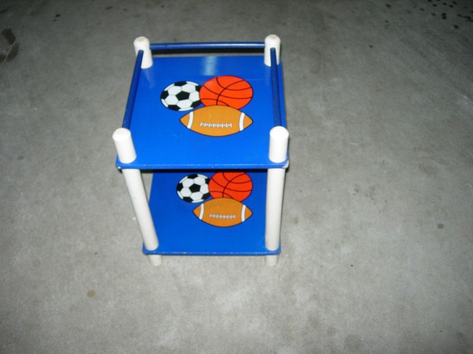 Mesinha de cabeceira para quarto de rapaz