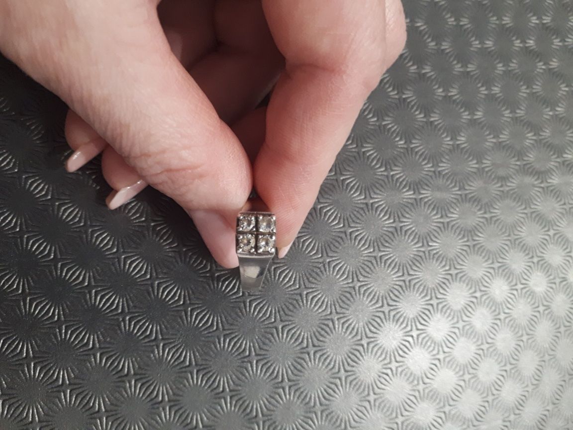 pierścionek srebrny kwadracik cyrkonie
