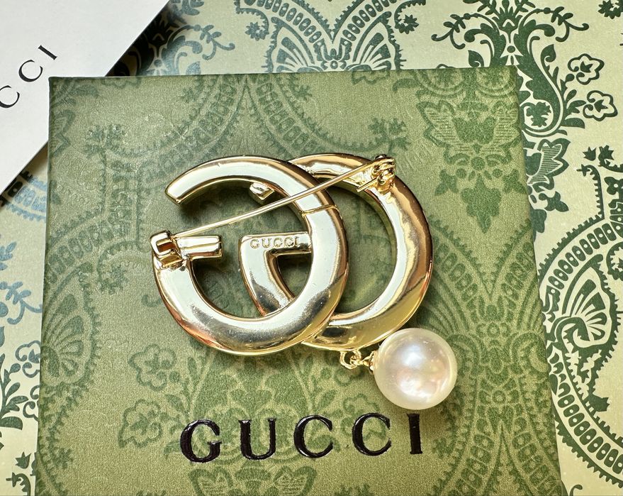 Broszka Gucci złota z cyrkoniami i perełkami