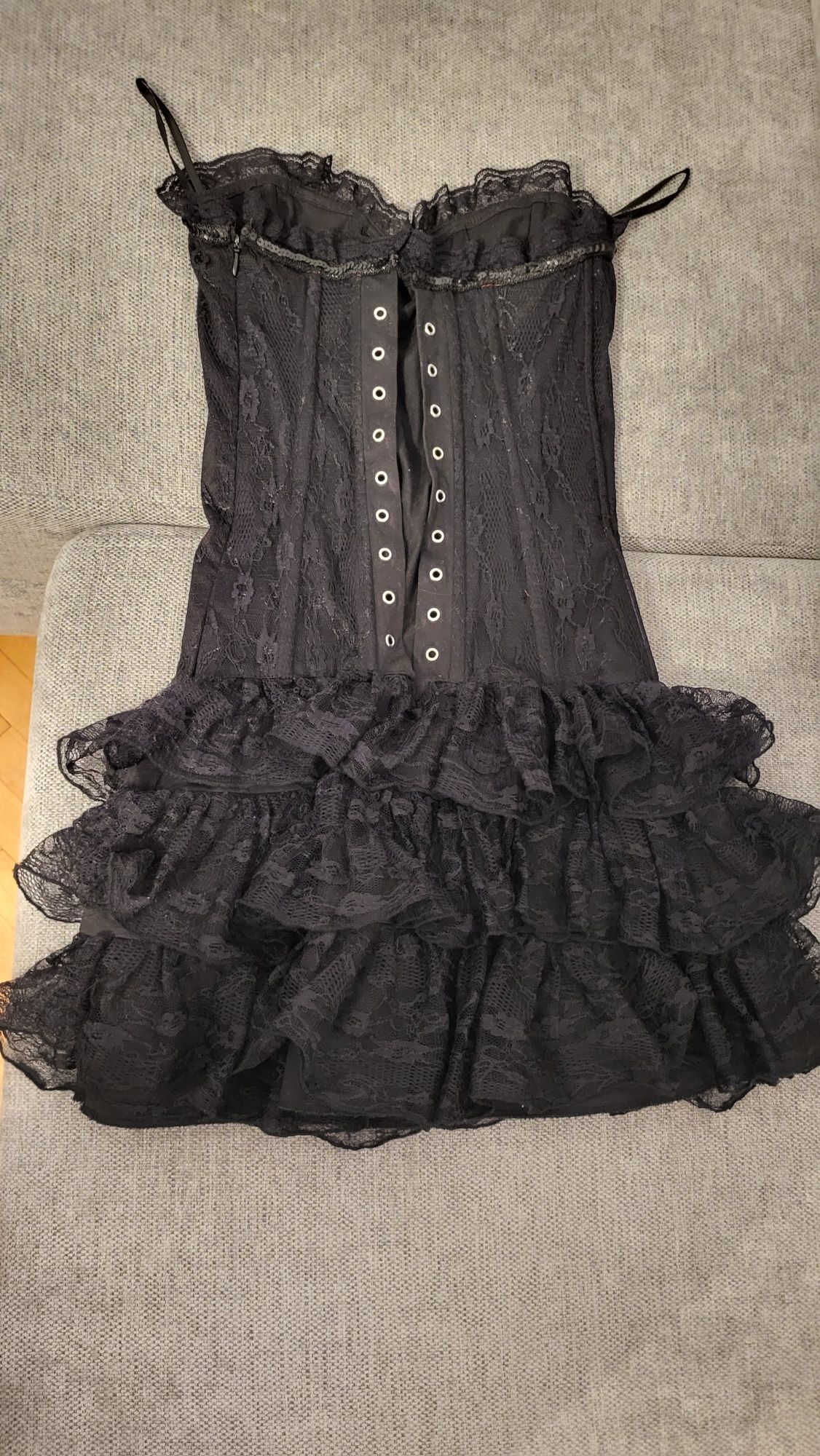 Czarna krotka koronkowa sukienka z gorsetem