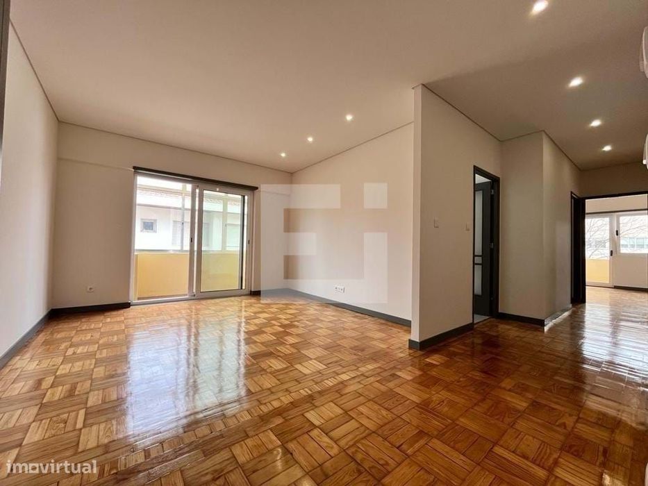 Apartamento T2 remodelado com varanda, à Praça Velásquez e Metro dos C