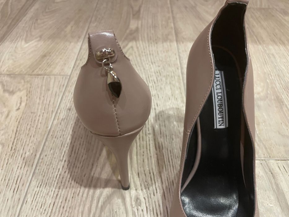 Туфлі на підборах