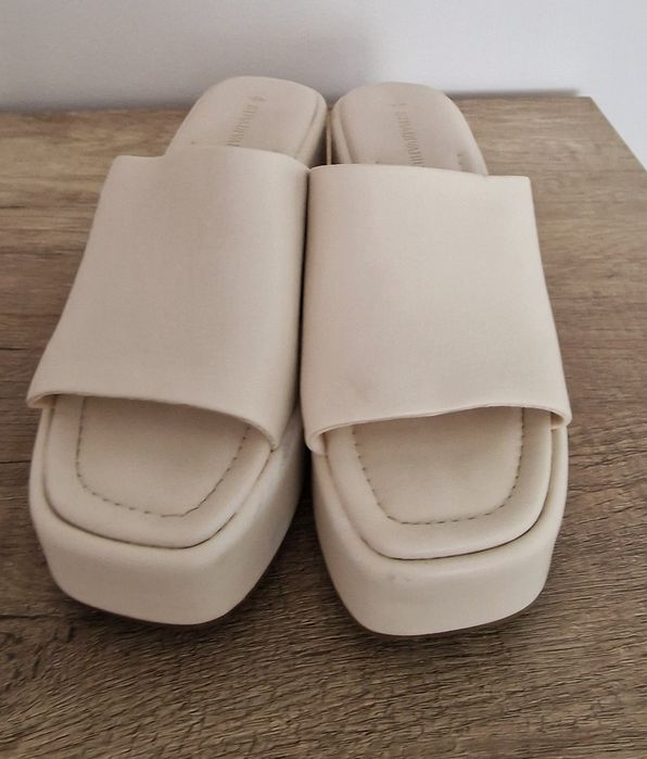 Klapki na platformle"Stradivarius".