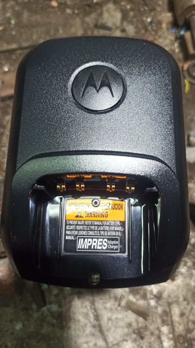 зарядний пристрій універсальний для рацій motorola NNTN8117A серії DP