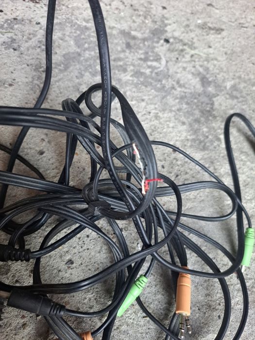 Kable do głośników. Znalezione w garażu, nadgryzione zębem czasu.