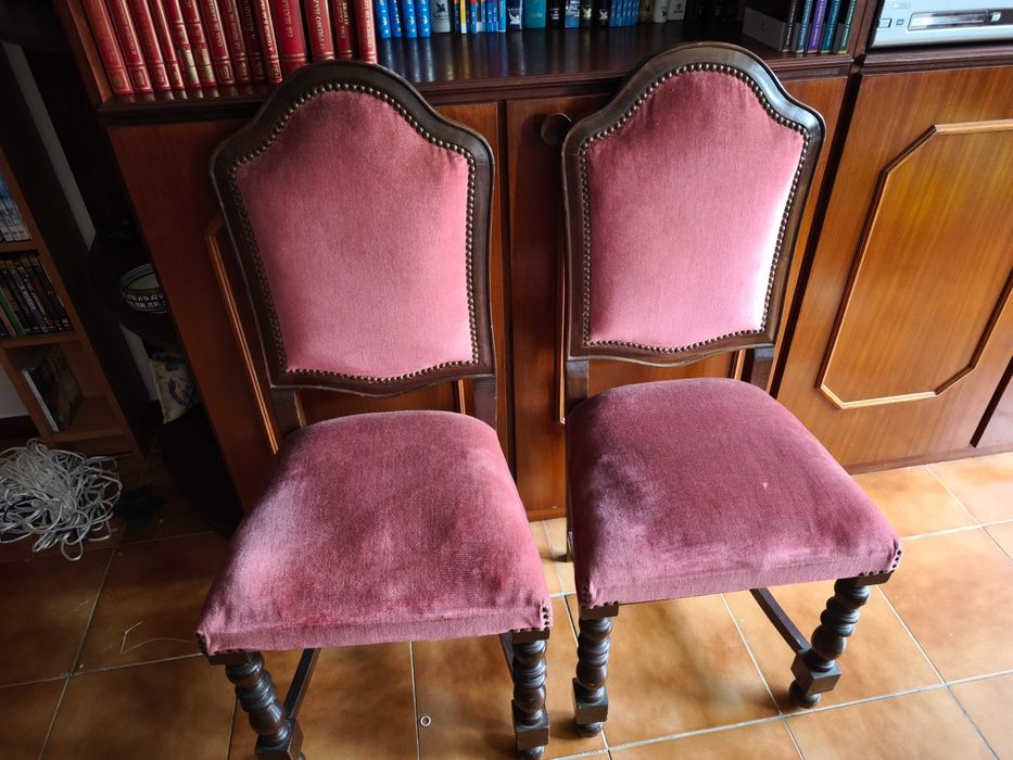Cadeiras estofadas a veludo