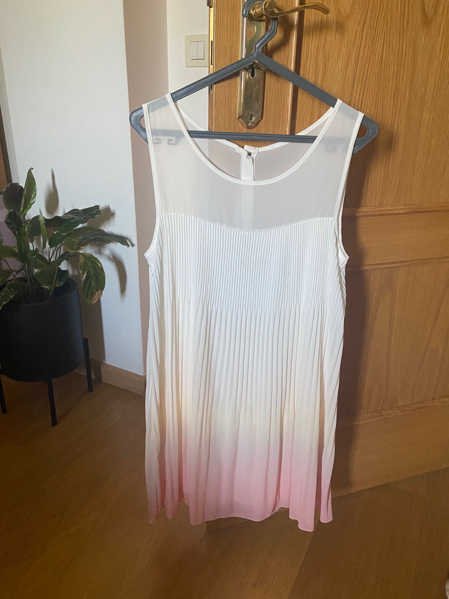 Vestido Plissado Branco e Rosa