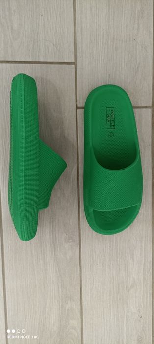 Шльопанці , тапки.
