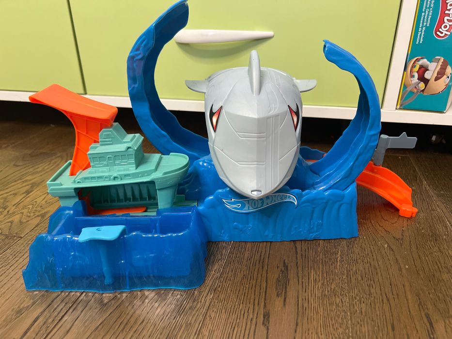 Голодна акула, hot wheels