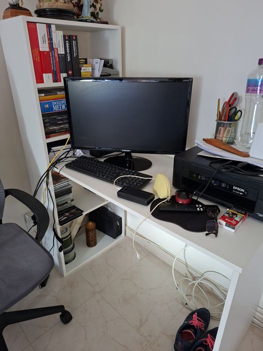 Secretária  e Cadeira estufada a veludo cinza