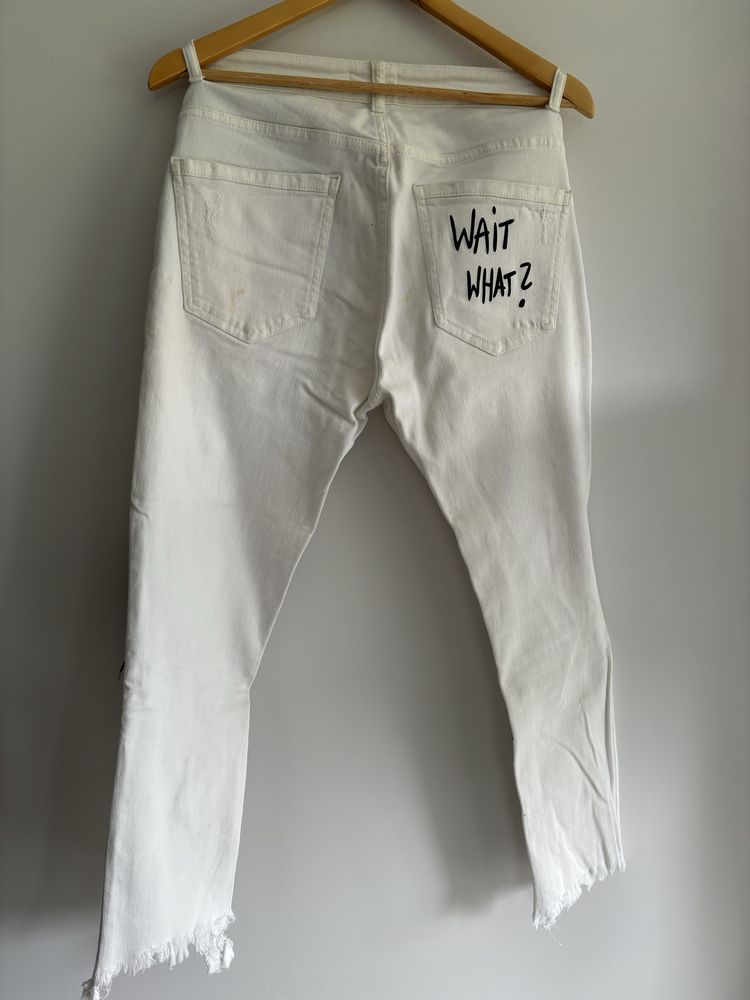 Zara man białe spodnie dziury dżinsowe napisy łaty naszywki 38 M 30