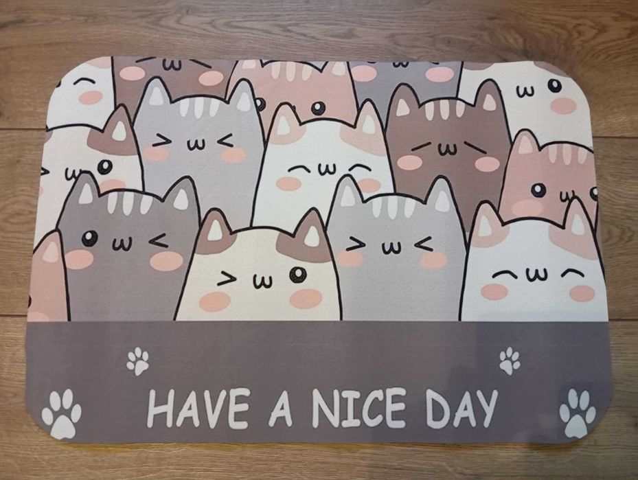 Mata podłogowa z uroczymi kotami i napisem "Have a nice day"