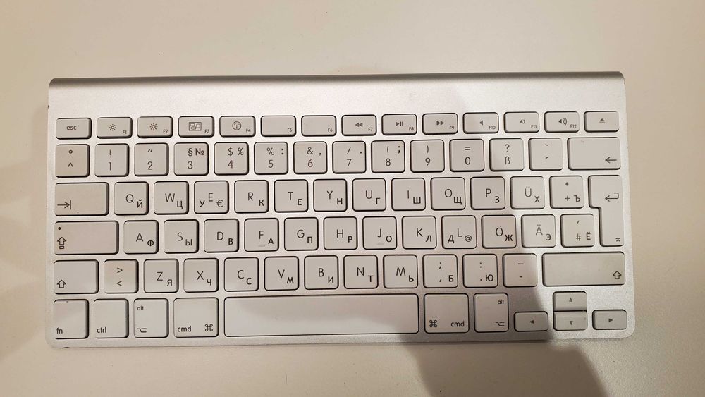 Apple iMac 27" (A1312) + Apple Wireless Keyboard (A1314)