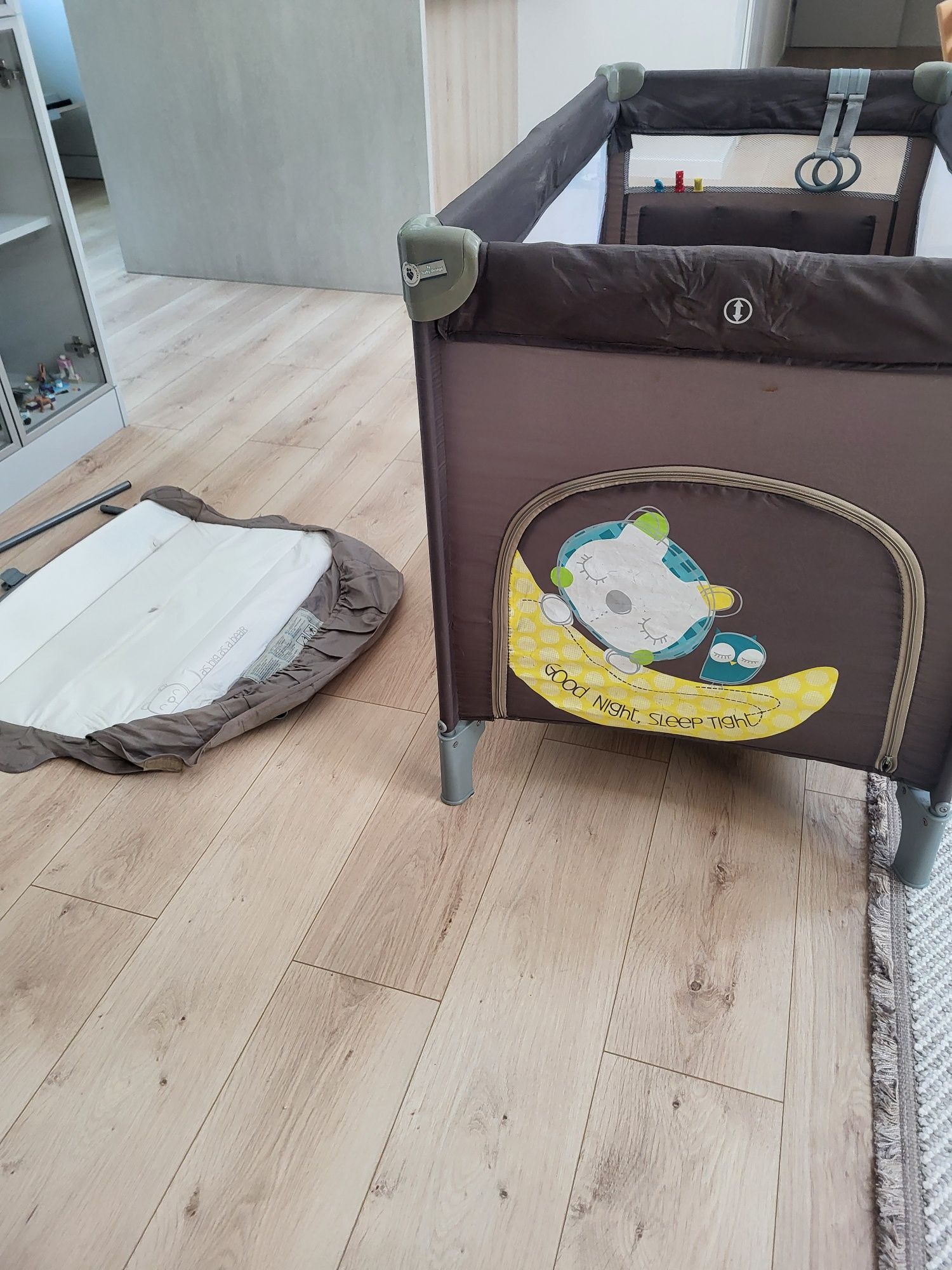 Łóżeczko turystyczne, moskitiera, przewijak Baby Design