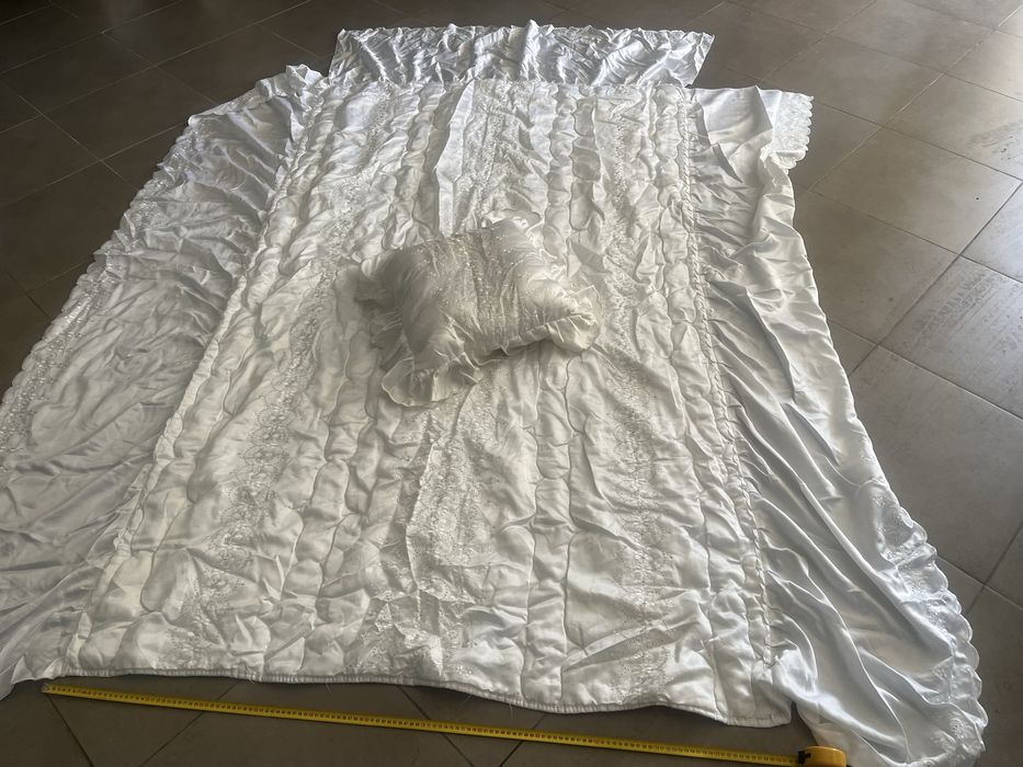 Colcha de cama com folhos