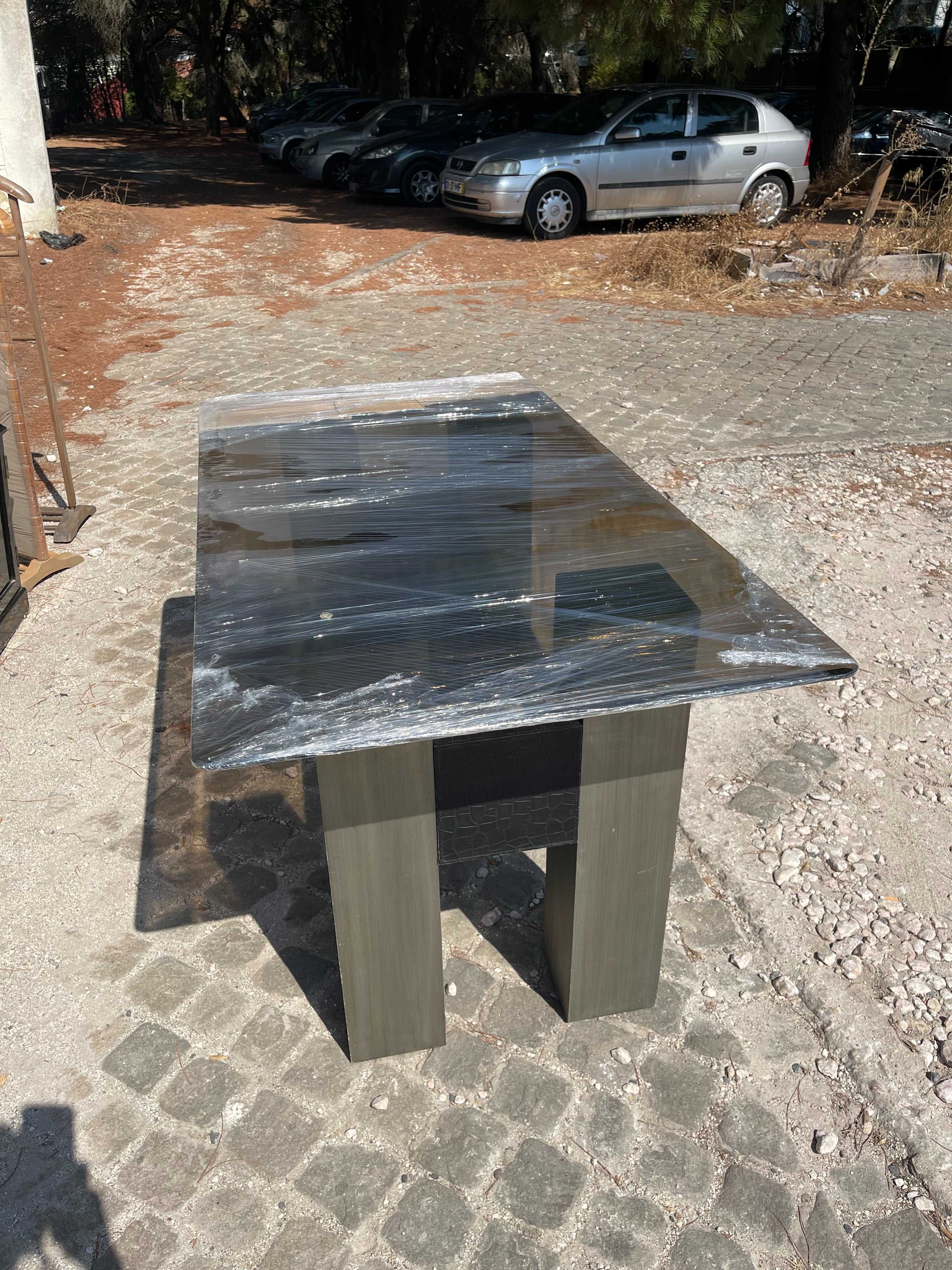 Mesa de Jantar Moderna com Tampo em Vidro Preto fumado