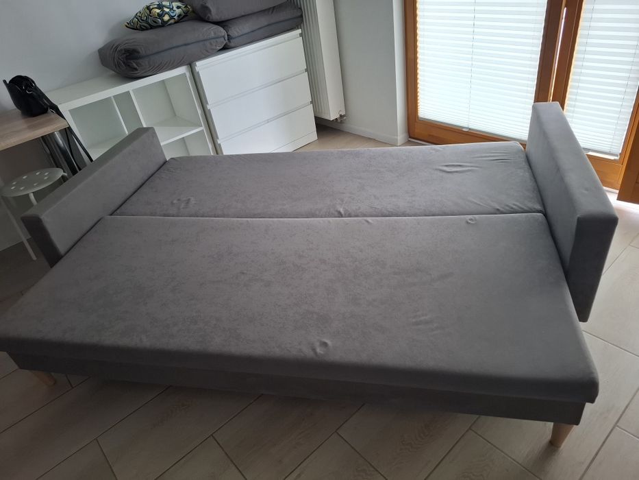 Sofa rozkladana z pojemnikiem na pościel
