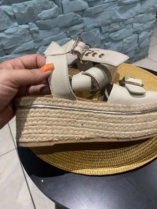 Sandały na platformie .