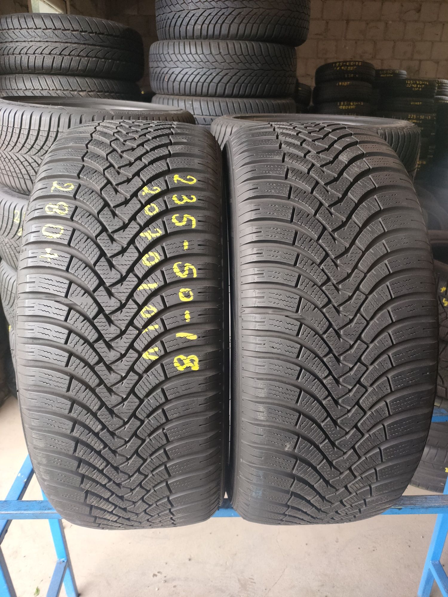 235/235r18 Falken EuroWinter HS01 z 2020r około 7mm