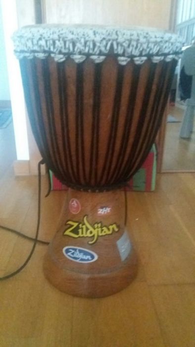 Djambe como novo e gira discos numark