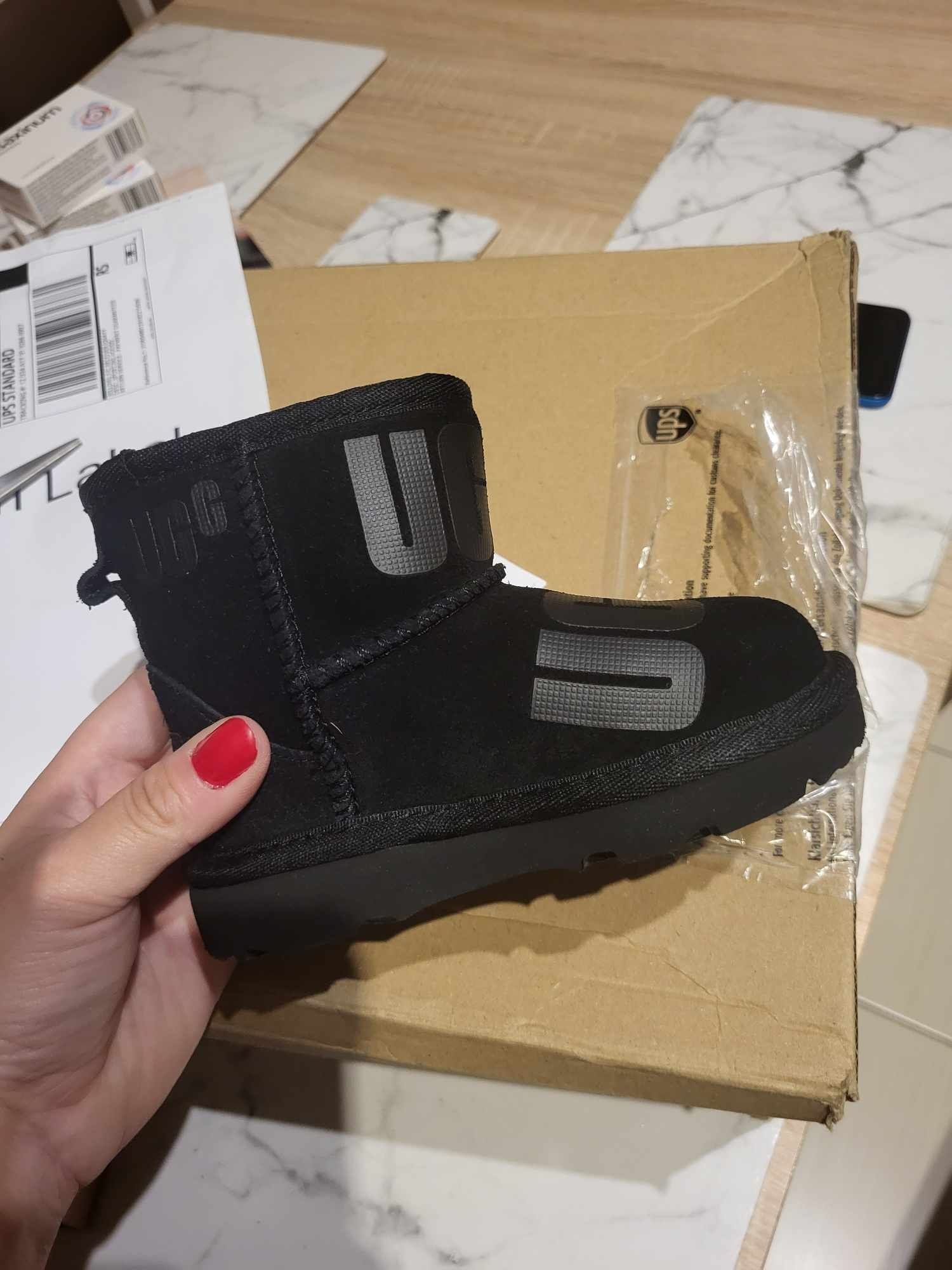 UGG Classic Mini r. 23,5, czarne z logo