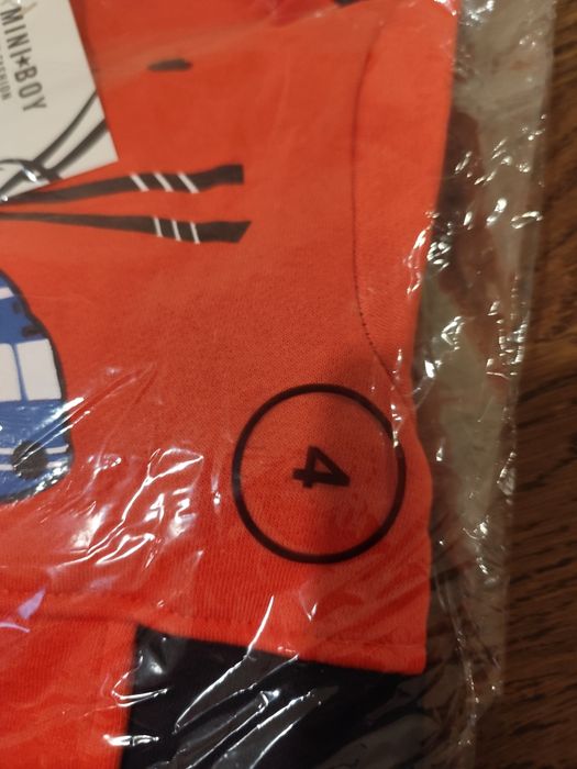 Últimos 8 conjuntos de criança/ revenda