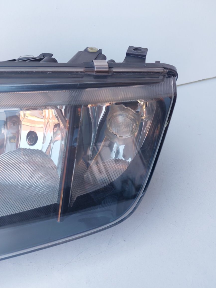 Lampa przednia lewa Skoda Fabia 1 czarny środek Europa