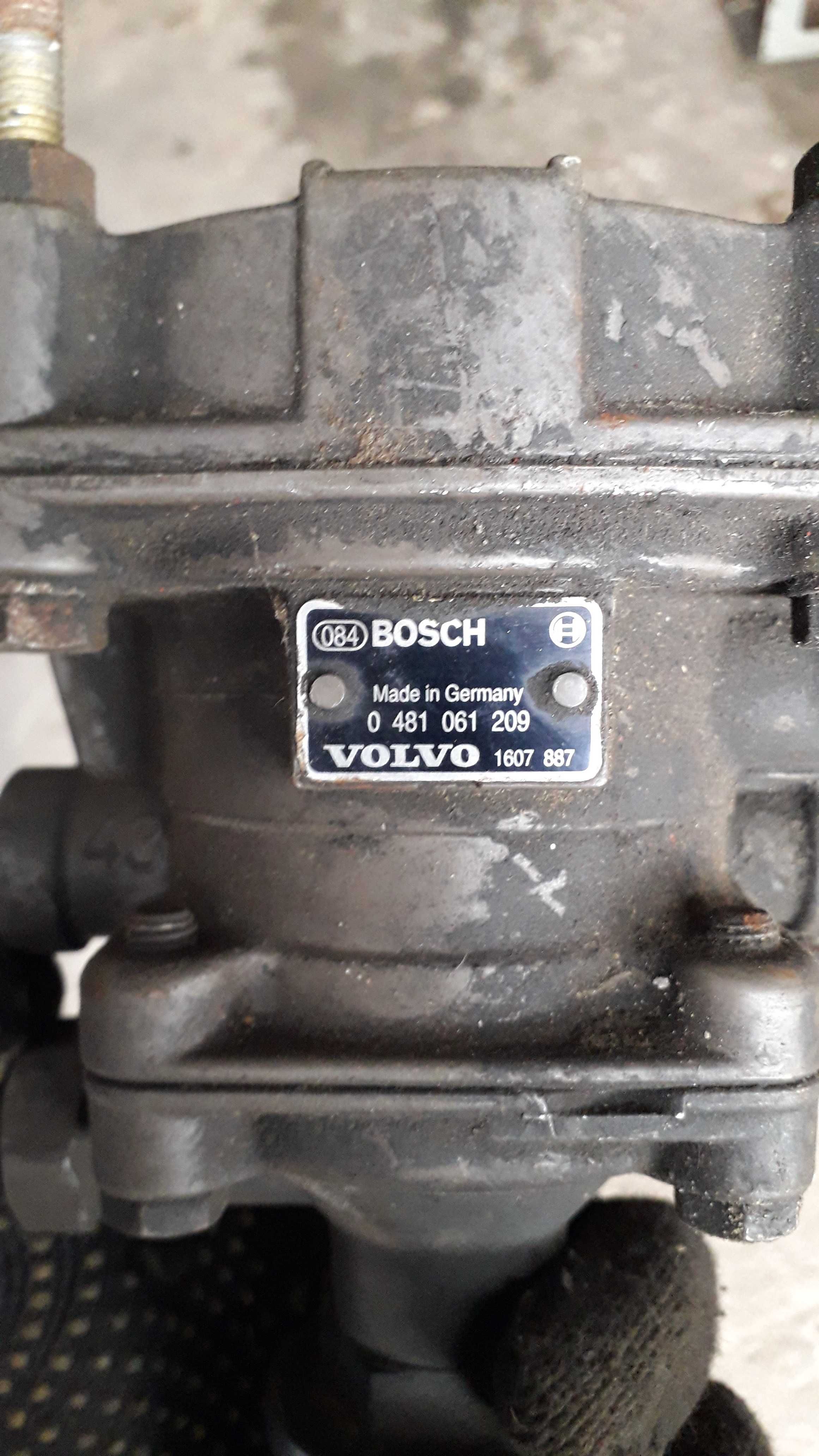 Кран управления тормозами прицепа Volvo Bosch